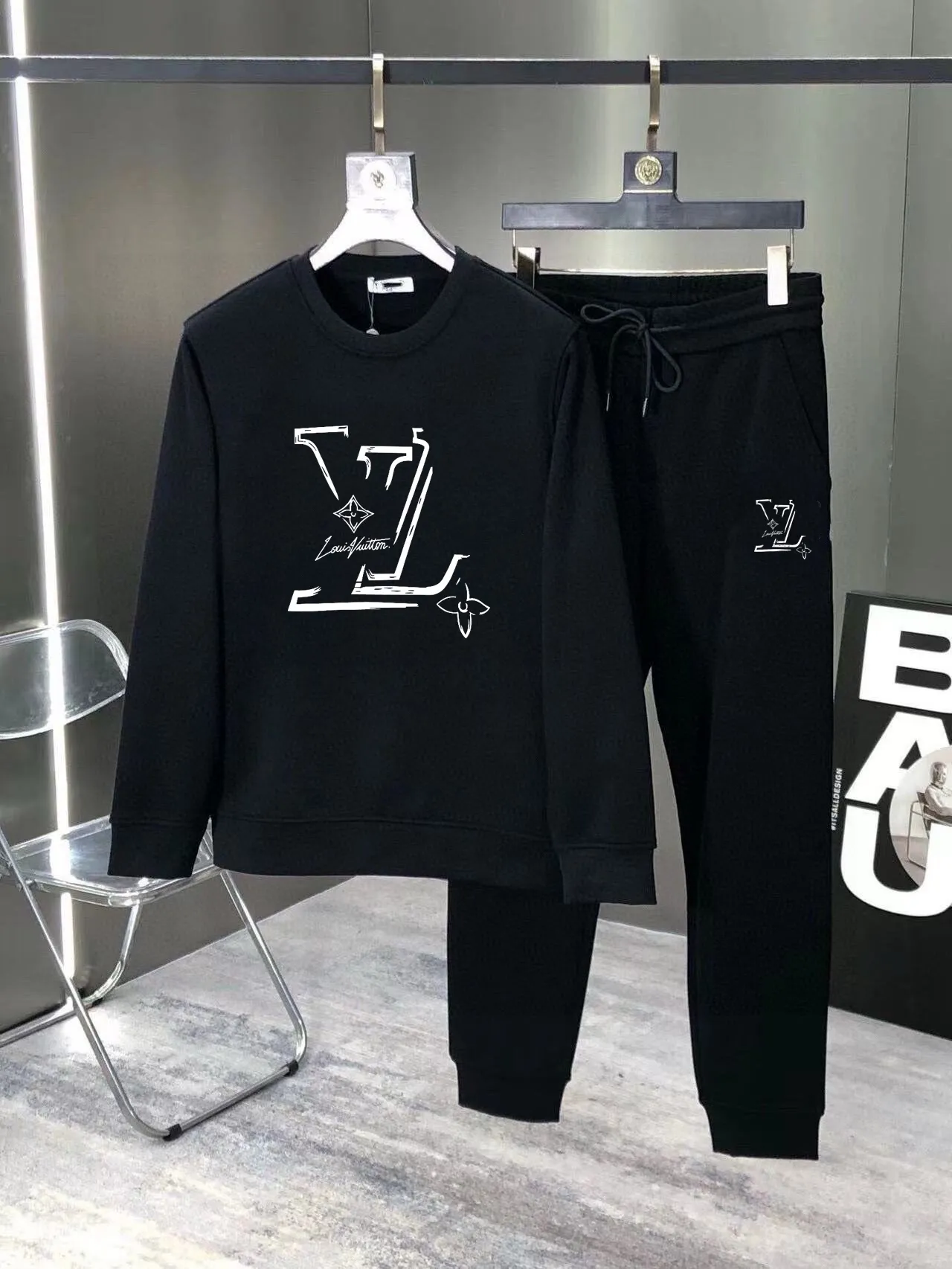 🅿️380 direct batch [LV Louis Vuitton] (Fat Man Gospel) hot-selling suit is coming. Focus on the original version of the official website. 2025 new hot-selling sweatshirt suit. The original order is the best. 🇭🇰The meticulous work of top designers. Just for a fitting and perfect upper body effect. 100% natural high-quality Roman cotton, close-fitting comfort, noble and elegant! Original hardware embodies elegance and nobility! Counter size: M-5XL (maximum wear up to 220 pounds)